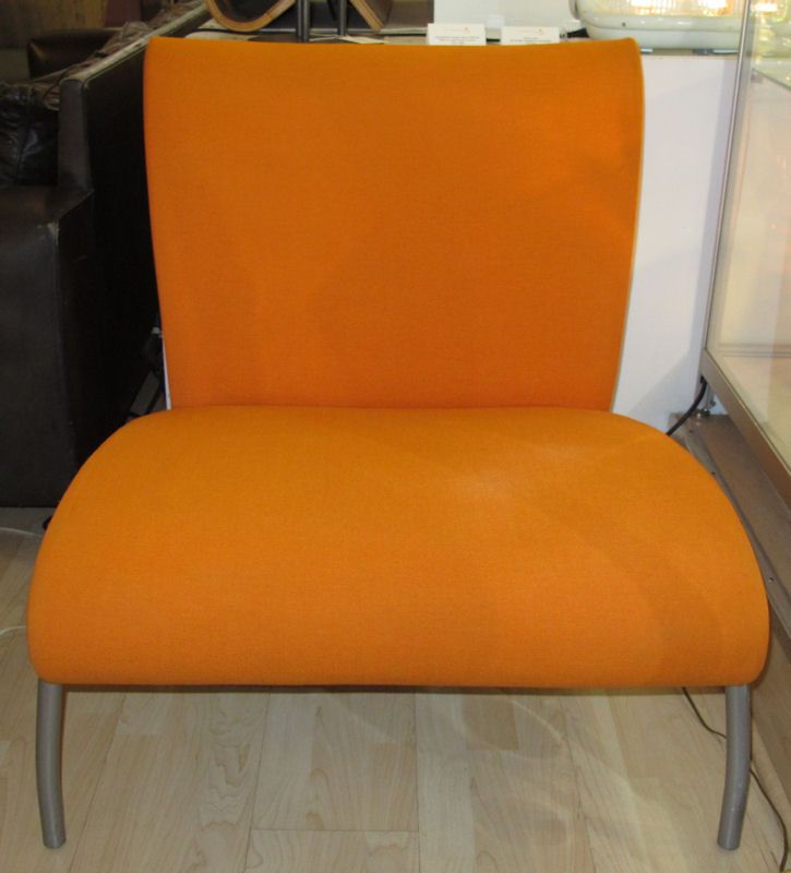 Anaranjado sillón vintage y otomano de Ligne Roset 1980s