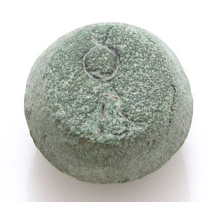   uncertain engraving. Green patina. Dimensions 25x16 mm. Weight 48.7