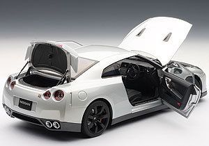 Autoart NISSAN GT R R35 ULTIMATE METAL SILVER LE 2000 1/18 Scale New 