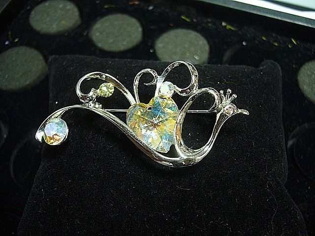 SHINNY BEAUTY BROOCH   IRIDESCENT SILVER PHONEX 5.5CM (L)  