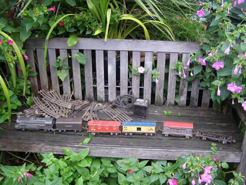 RARE ANTIQUE LIONEL JR TRAIN ENGINE CARRIAGES TRACK SET  